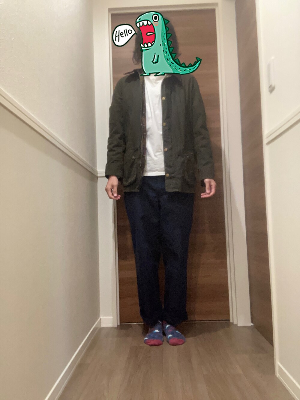 グリーン系のジャケット/アウター、ブルー系のチノパンツを着用したメンズの秋コーディネートの1枚目の写真