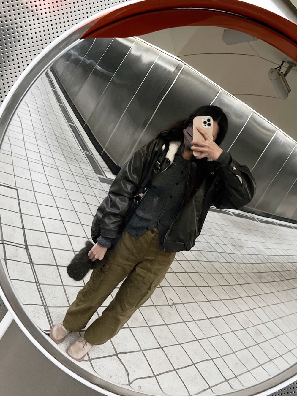 「GUのアイテム（チノパンツ、ブラウン系）」を使った、ivy さん（レディース・163cm）の冬コーディネートの1枚目の写真