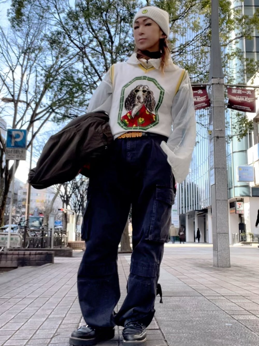 「大人カジュアル」｜「BARROWのアイテム（ニットキャップ/ビーニー、ホワイト系）」を使った、MizueTakahashiさん（レディース・165cm）の冬コーディネートの1枚目の写真