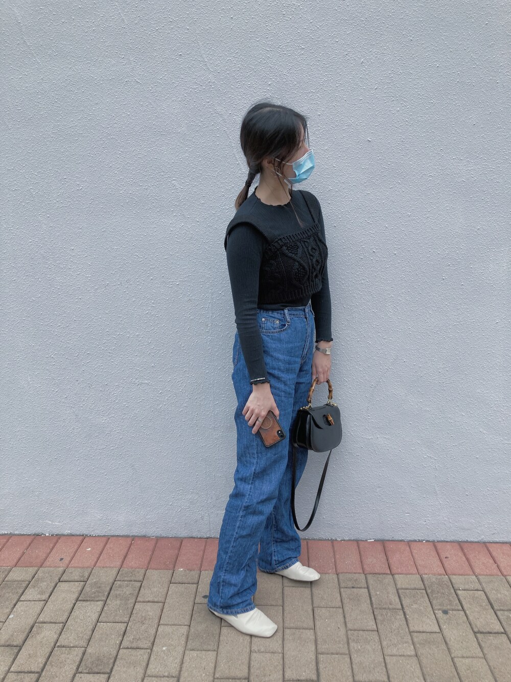 「秋服、牛仔褲、方頭靴、白皮鞋、woven」｜「GUCCIのアイテム（バッグ、ブラック系）」を使った、christaさん（レディース・162cm）の秋コーディネートの1枚目の写真