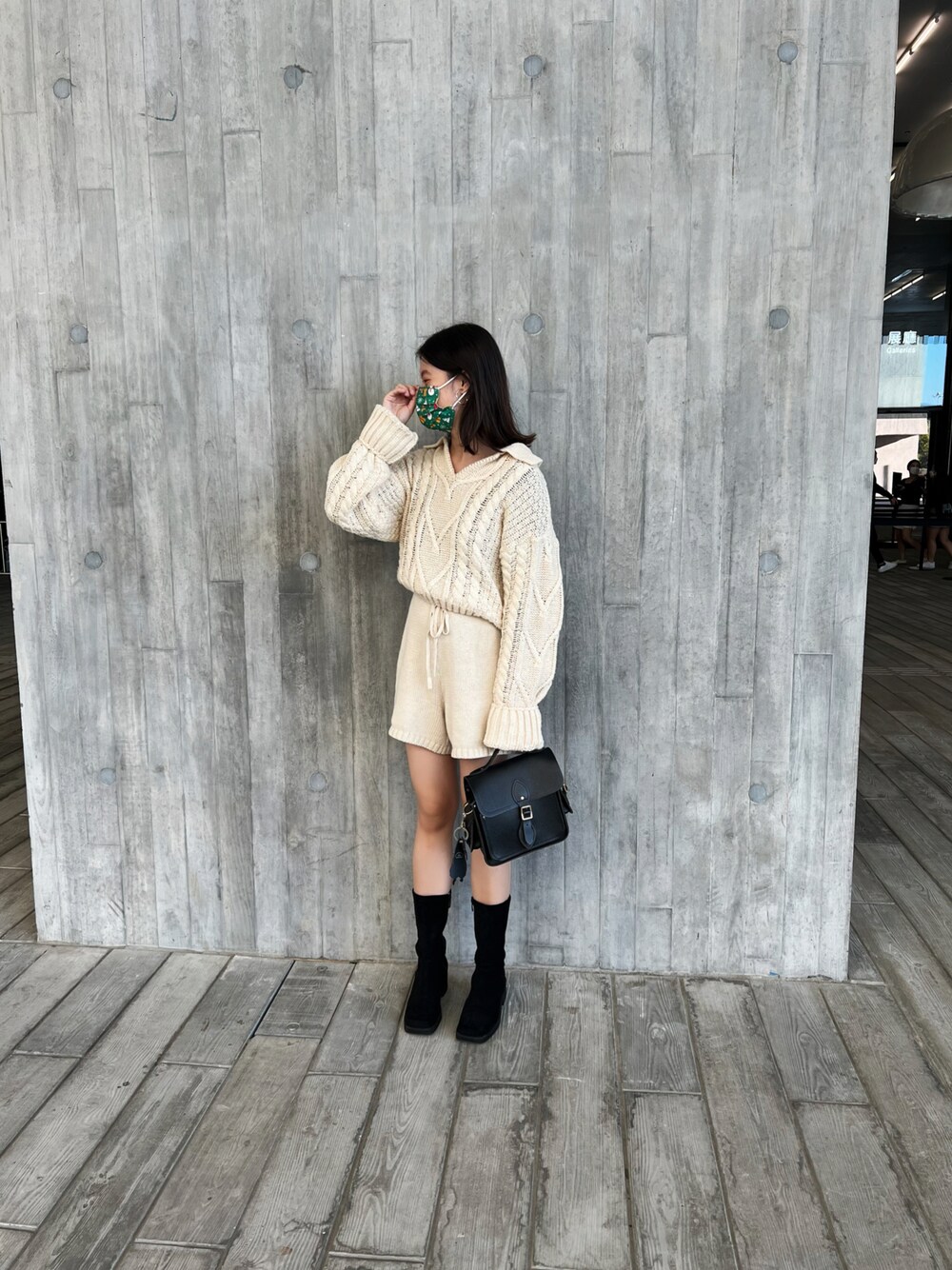 「white、knitwear、短褲」｜「The Cambridge Satchel Companyのアイテム（バッグ、ブラック系）」を使った、christaさん（レディース・162cm）の冬コーディネートの1枚目の写真