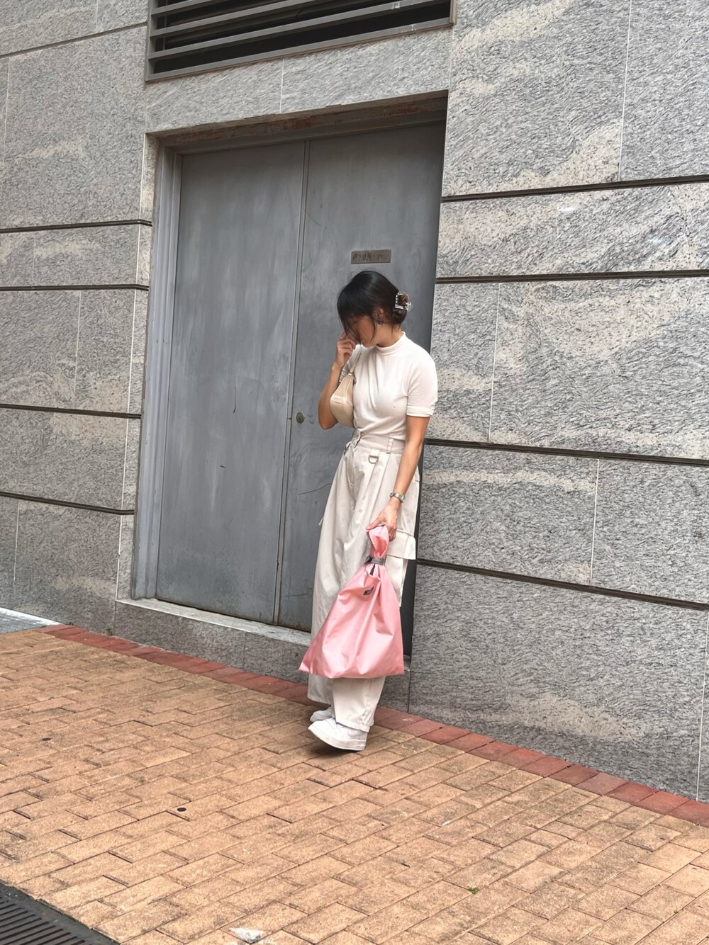 「休日コーデ」｜「COACHのアイテム（クラッチバッグ、イエロー系）」を使った、christaさん（レディース・162cm）の春コーディネートの1枚目の写真