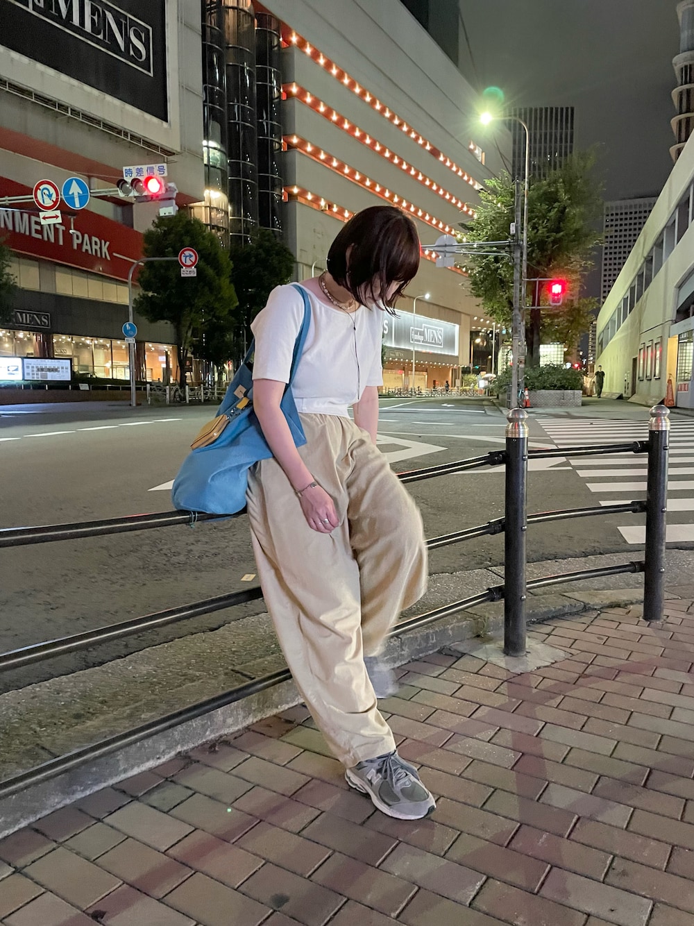 ベージュ系のその他パンツ、ホワイト系のTシャツ/カットソーを着用したレディースの夏コーディネートの1枚目の写真