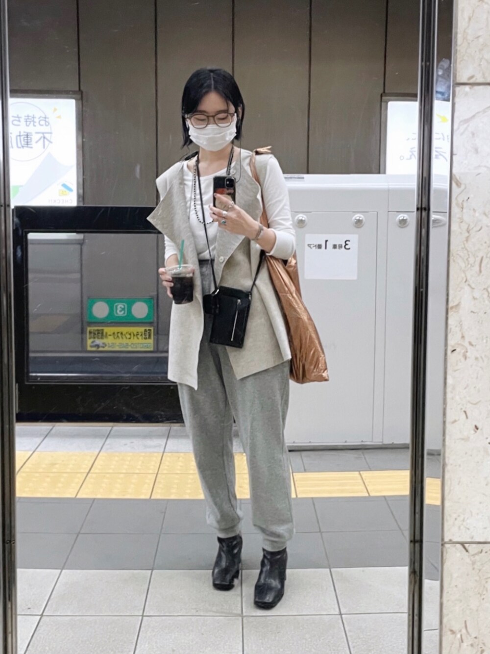 「大人カジュアル、シンプルコーデ、秋コーデ、ラクチンコーデ、秋カラー、オトナ女子、スクエアトゥ、ラフ、モノトーンコーデ、レイヤードスタイル、ミニバッグ、ショートブーツ、モノトーン、スウェット、ジレ」｜「Omekashiのスウェットパンツ（スウェットパンツ、グレー系）」を使った、shitomiさん（レディース・156cm）の秋コーディネートの1枚目の写真