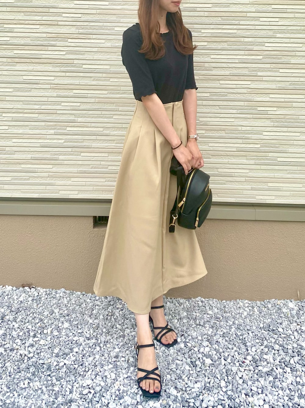 「シンプル、きれいめカジュアル、秋のコーデ、フレアスカート、ベージュ、秋冬コーデ、ハイウエスト、サンダル、オトナカジュアル、キレイめ、マイケルコース、リュック、大人女子」｜「ORiental TRafficの■2022春夏新作■ナローストラップメタリックラインサンダル/21214（サンダル、ブラック系）」を使った、KIIさん（レディース・160cm）の夏コーディネートの1枚目の写真