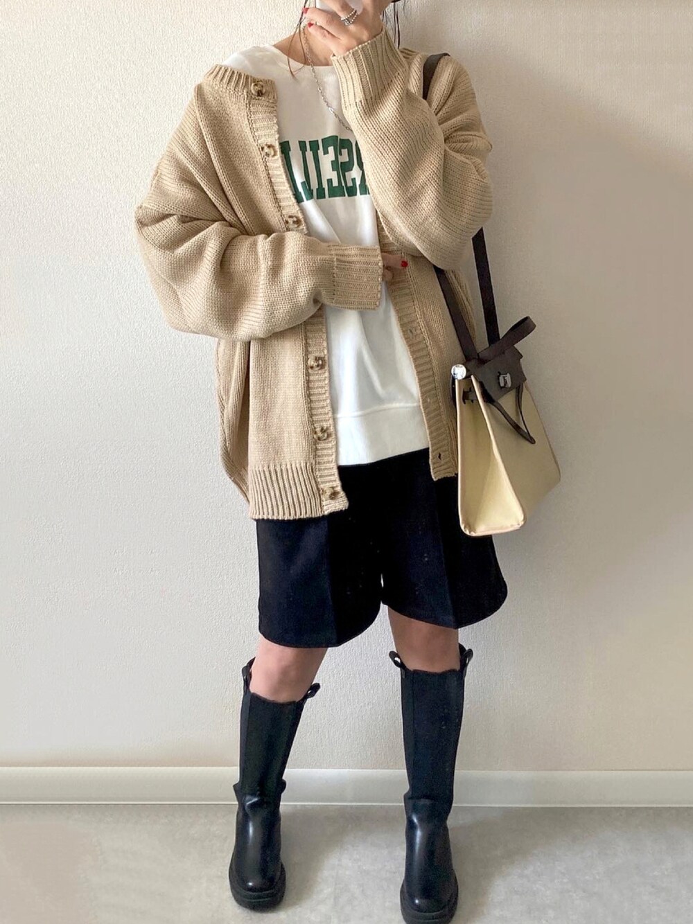 「ニットカーディガン、カーディガンコーデ、バミューダパンツ、ブーツコーデ、ロングブーツ、スウェットコーデ、アベイル、ハーフパンツ、今日のコーデ、大人カジュアル、高身長コーデ」｜「aquagarageのアイテム（カーディガン/ボレロ、ベージュ系）」を使った、muさん（レディース・164cm）の秋コーディネートの1枚目の写真