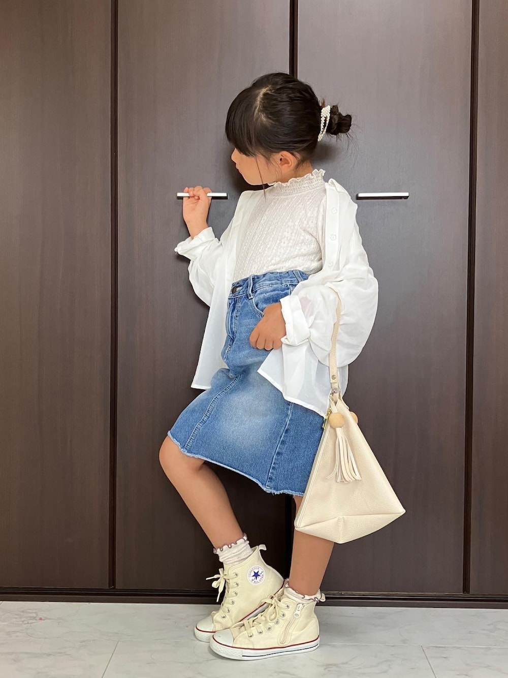 「WEARハロウィン2022、秋コーデ、キッズコーデ、キッズファッション、おしゃれさんと繋がりたい、おんなのこ、kids、キッズ、バースデイ」｜「GLOBAL WORKのアイテム（シャツ/ブラウス、ホワイト系）」を使った、yukiさん（キッズ・120cm）の秋コーディネートの1枚目の写真