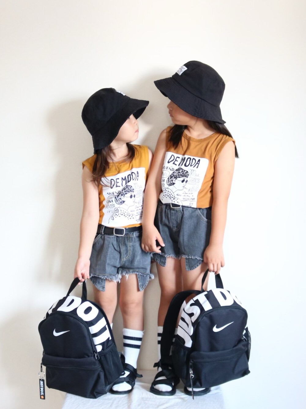 「キッズコーデ、キッズファッション、キッズ、おんなのこ、女の子、kids、韓国子供服、姉妹コーデ、NIKE、バケットハット、おしゃれさんと繋がりたい」｜「韓国子供服のアイテム（トップス、イエロー系）」を使った、yukiさん（キッズ・120cm）の夏コーディネートの1枚目の写真