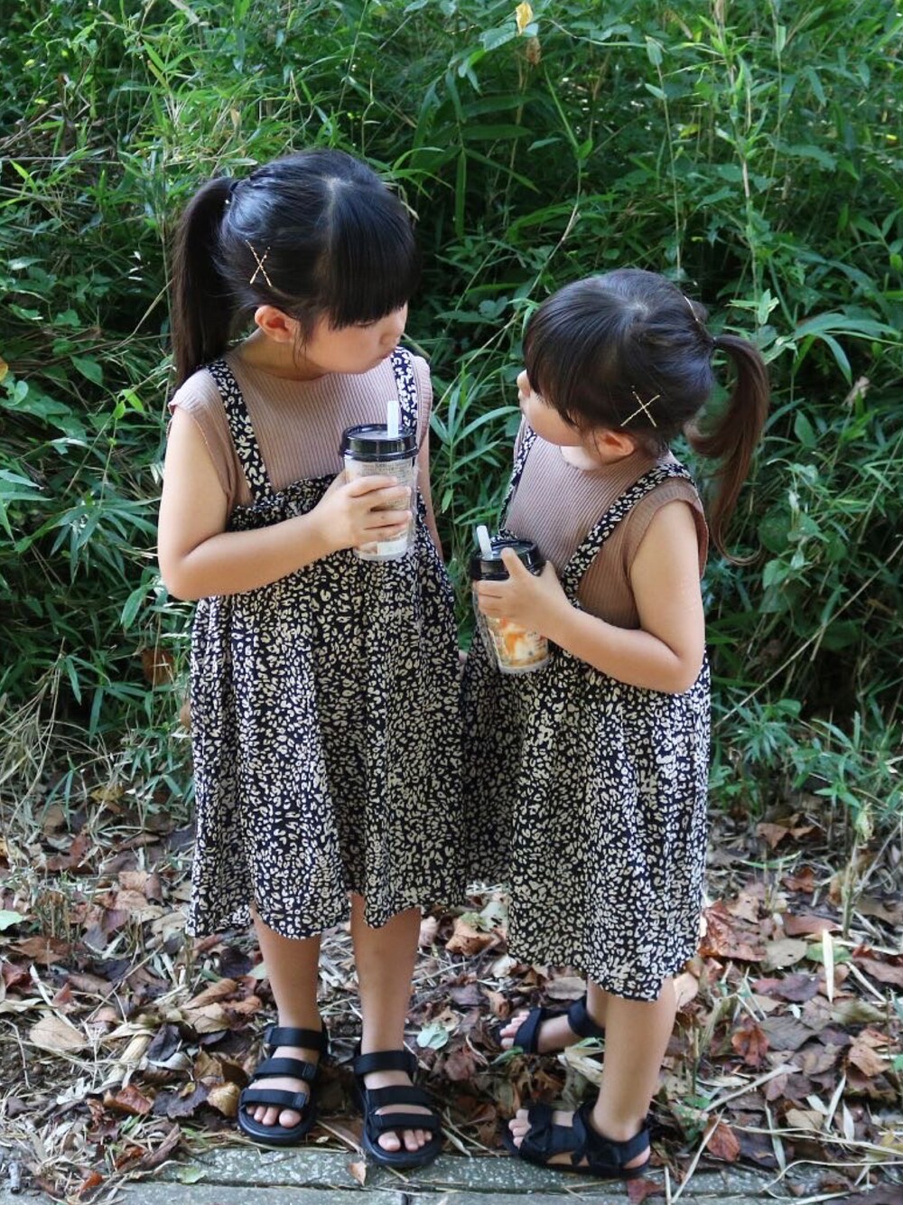 「キッズコーデ、キッズファッション、キッズ、姉妹コーデ、おんなのこ、こどもコーデ、韓国子供服、kids、kidsfashion、女の子、おしゃれさんと繋がりたい」｜「韓国子供服のアイテム（ワンピース、ブラウン系）」を使った、yukiさん（キッズ・120cm）の夏コーディネートの1枚目の写真
