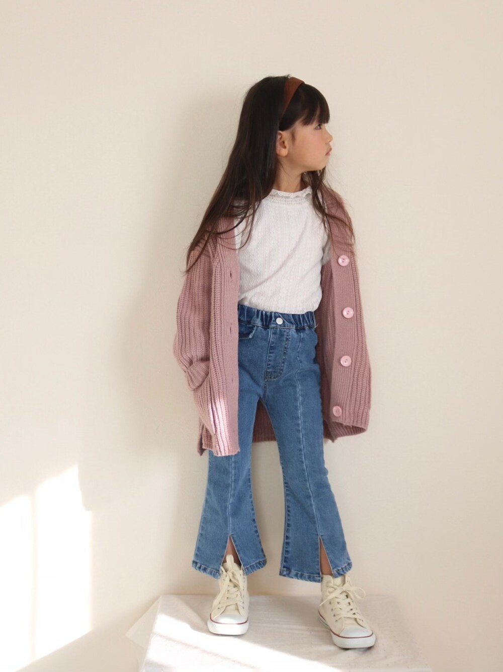 「キッズコーデ、キッズファッション、キッズ、おしゃれさんと繋がりたい、おんなのこ、グローバルワーク キッズ、韓国子供服、女の子、kids、フォローミー」｜「GLOBAL WORKのアイテム（トップス、ホワイト系）」を使った、yukiさん（キッズ・120cm）の冬コーディネートの1枚目の写真