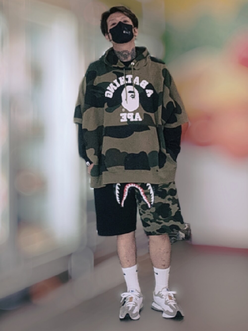 「街頭穿搭、夏、球鞋、休閒、国潮、日系極簡、oversize、基礎款、黑白搭配」｜「A BATHING APEのABPEⓇ猿人logo 綠迷斗篷彩（ポンチョ、その他）」を使った、凱爺®️是我𝒶𝓀࿐さん（メンズ・172cm）の冬コーディネートの1枚目の写真