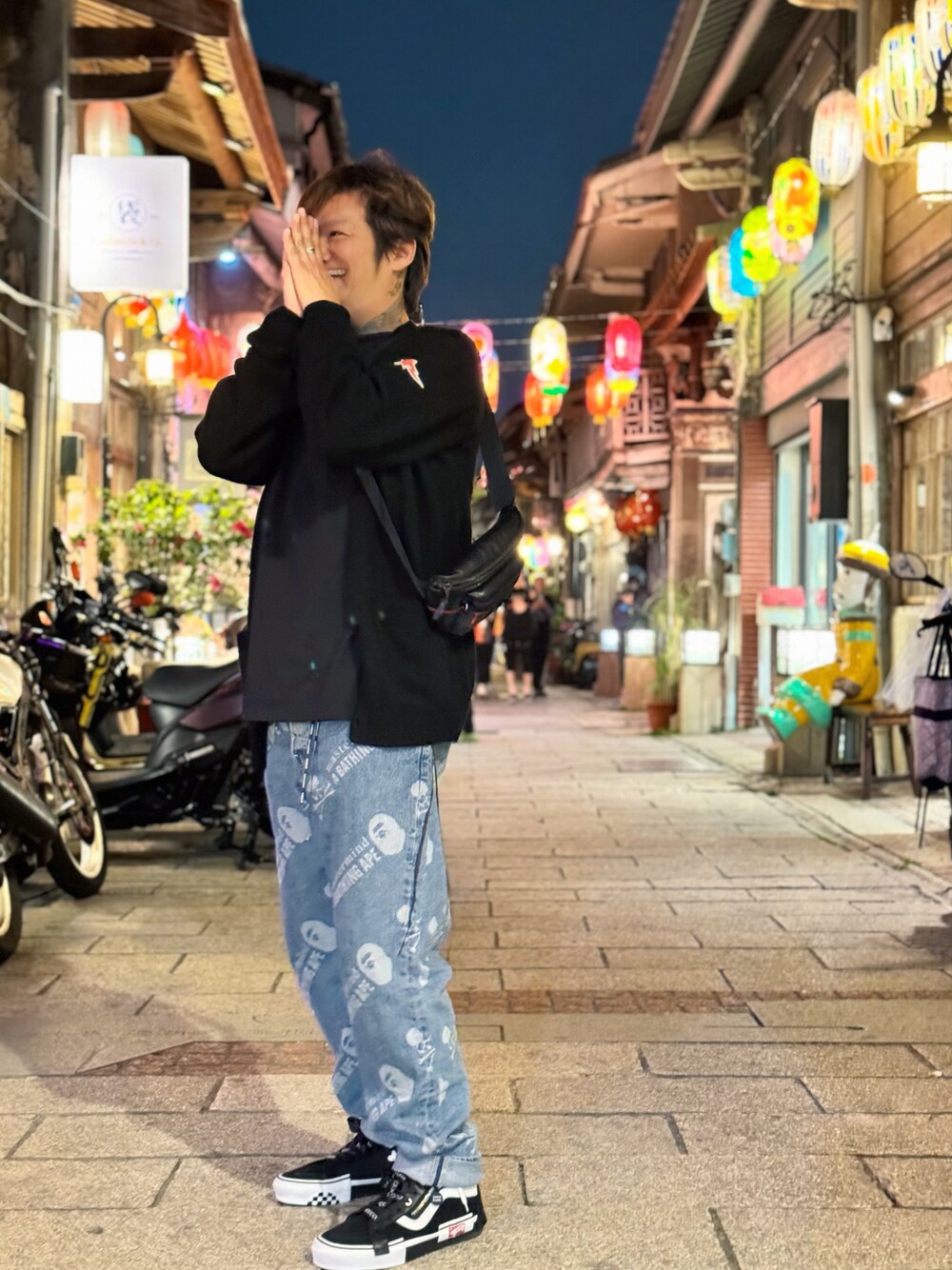 「春コーデ、春夏コーデ、シンプル、カジュアルコーデ、ゆるコーデ、スニーカーコーデ、スポーツミックス、ブラック、fashion、ニット、スニーカー、ストリート、古着、VANS、シンプルコーデ」｜「A BATHING APEのアイテム（デニムパンツ、その他）」を使った、凱爺®️是我𝒶𝓀࿐さん（メンズ・172cm）の春コーディネートの1枚目の写真