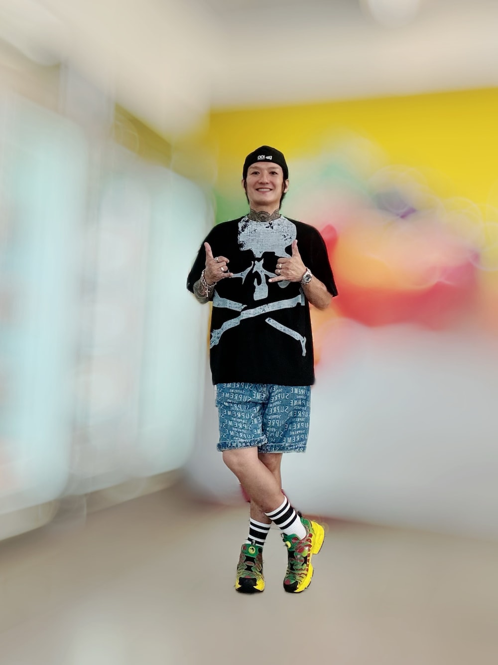 ブラック系のTシャツ/カットソー、ブラック系のTシャツ/カットソー、ブルー系のデニムパンツを着用したメンズの秋コーディネートの1枚目の写真