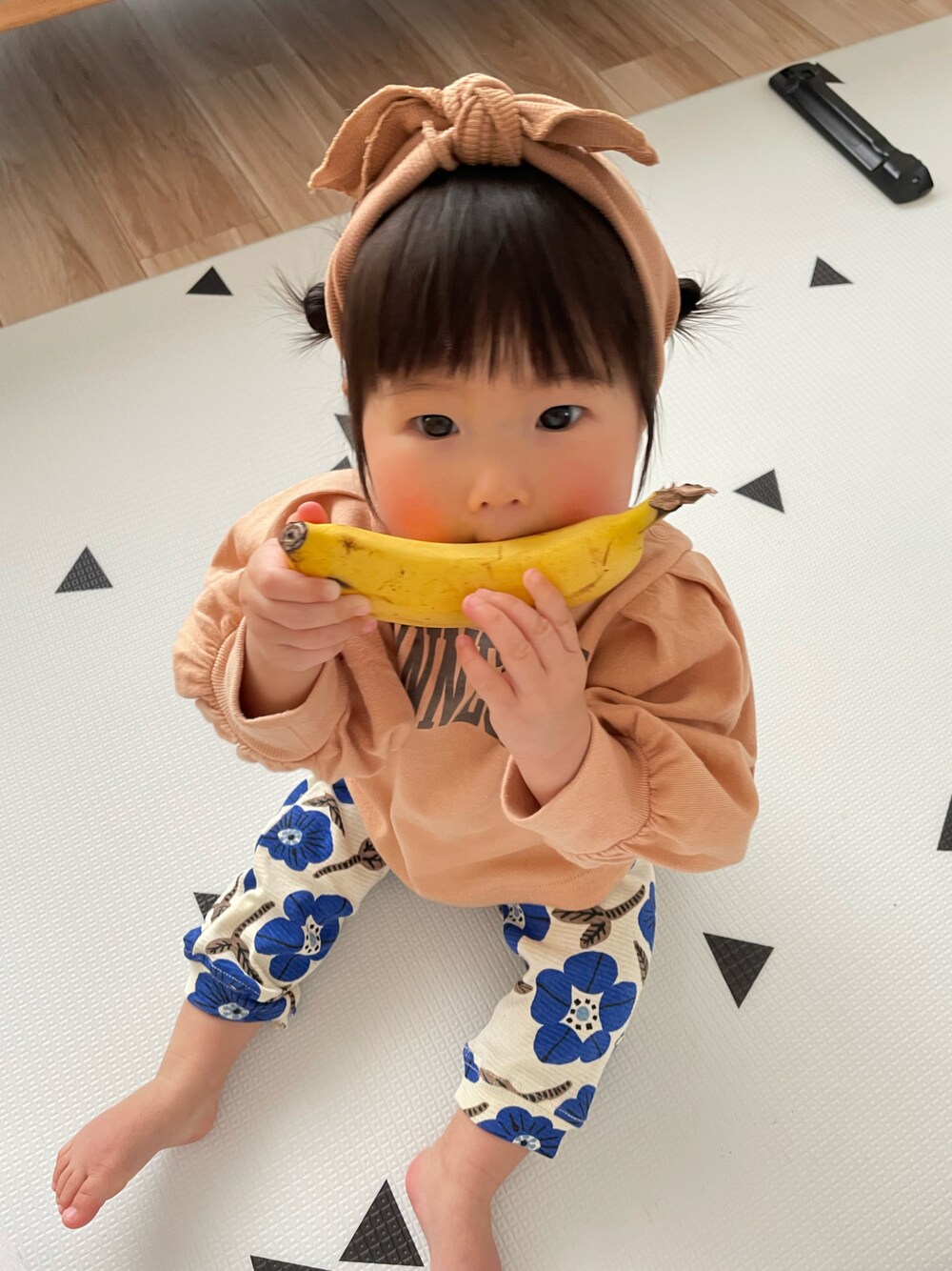 「スウェット、ロゴスウェット、柄パンツ、ヘアバンド、ヘアバンド×おだんご、女の子、おんなのこコーデ」｜「MARKEY'Sのアイテム（パンツ、その他）」を使った、hoさん（キッズ・138cm）の冬コーディネートの1枚目の写真