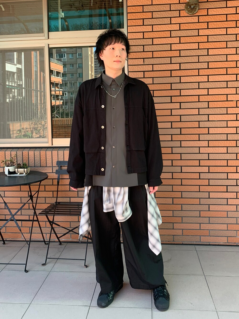 「ジャケット、春服、レイヤードスタイル、大人コーデ、オトナカジュアル、ブラック」｜「SENSE OF PLACE by URBAN RESEARCHの『セットアップ対応』 1st type Gジャン（ブルゾン、ブラック系）」を使った、idaさん（メンズ・177cm）の春コーディネートの1枚目の写真