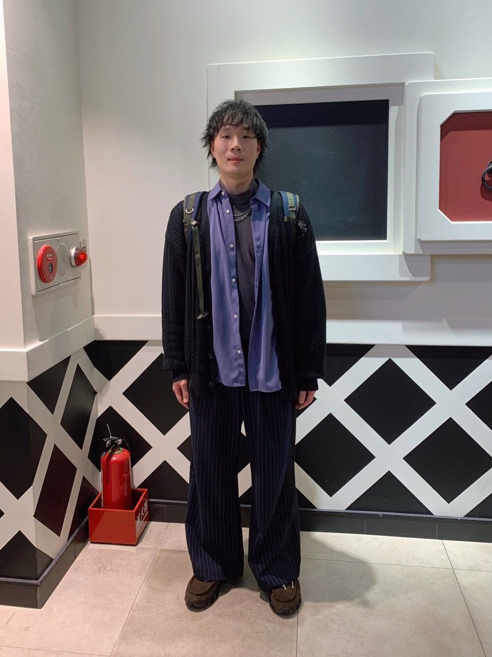 「シャツスタイル、春服コーデ、オトナカジュアル、レイヤードスタイル、ブラック」｜「EMMA CLOTHESのメッシュ編みケーブルアーガイルラインボリュームニット ルーズカーディガン EMMA CLOTHES（カーディガン/ボレロ、ブラック系）」を使った、idaさん（メンズ・177cm）の春コーディネートの1枚目の写真