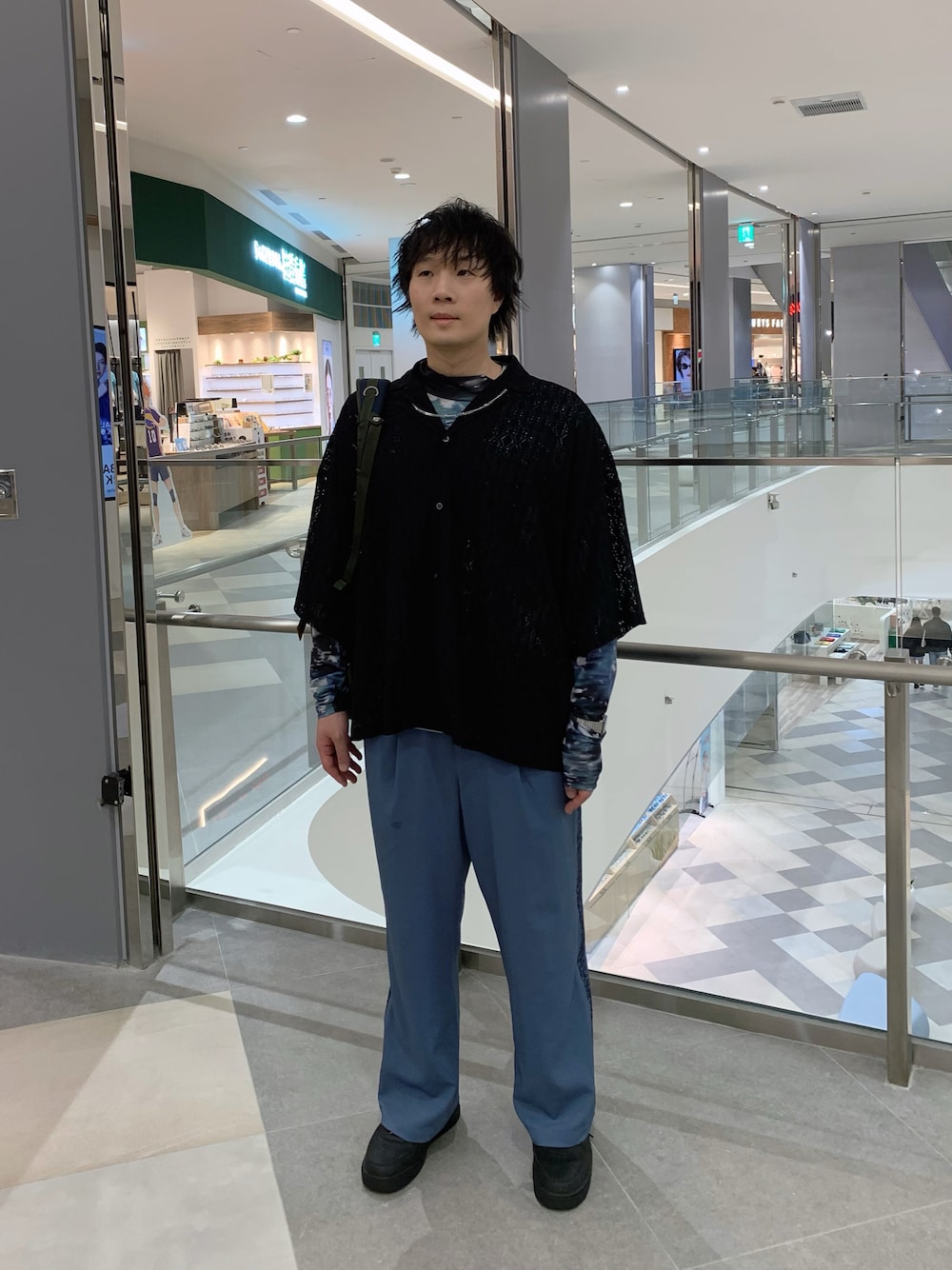 「春夏コーデ、レイヤードスタイル、オトナカジュアル、シャツスタイル、レース」｜「HAREのアソートガラFITカットソー(HARE)（Tシャツ/カットソー、ブラック系）」を使った、idaさん（メンズ・177cm）の春コーディネートの1枚目の写真