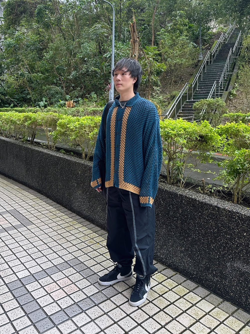 「秋服、秋コーデ、ニット、スニーカー、レイヤードスタイル、大人コーデ」｜「RAGEBLUEのクロシェ編みニットシャツカーディガン（シャツ/ブラウス、ブルー系）」を使った、idaさん（メンズ・177cm）の秋コーディネートの1枚目の写真