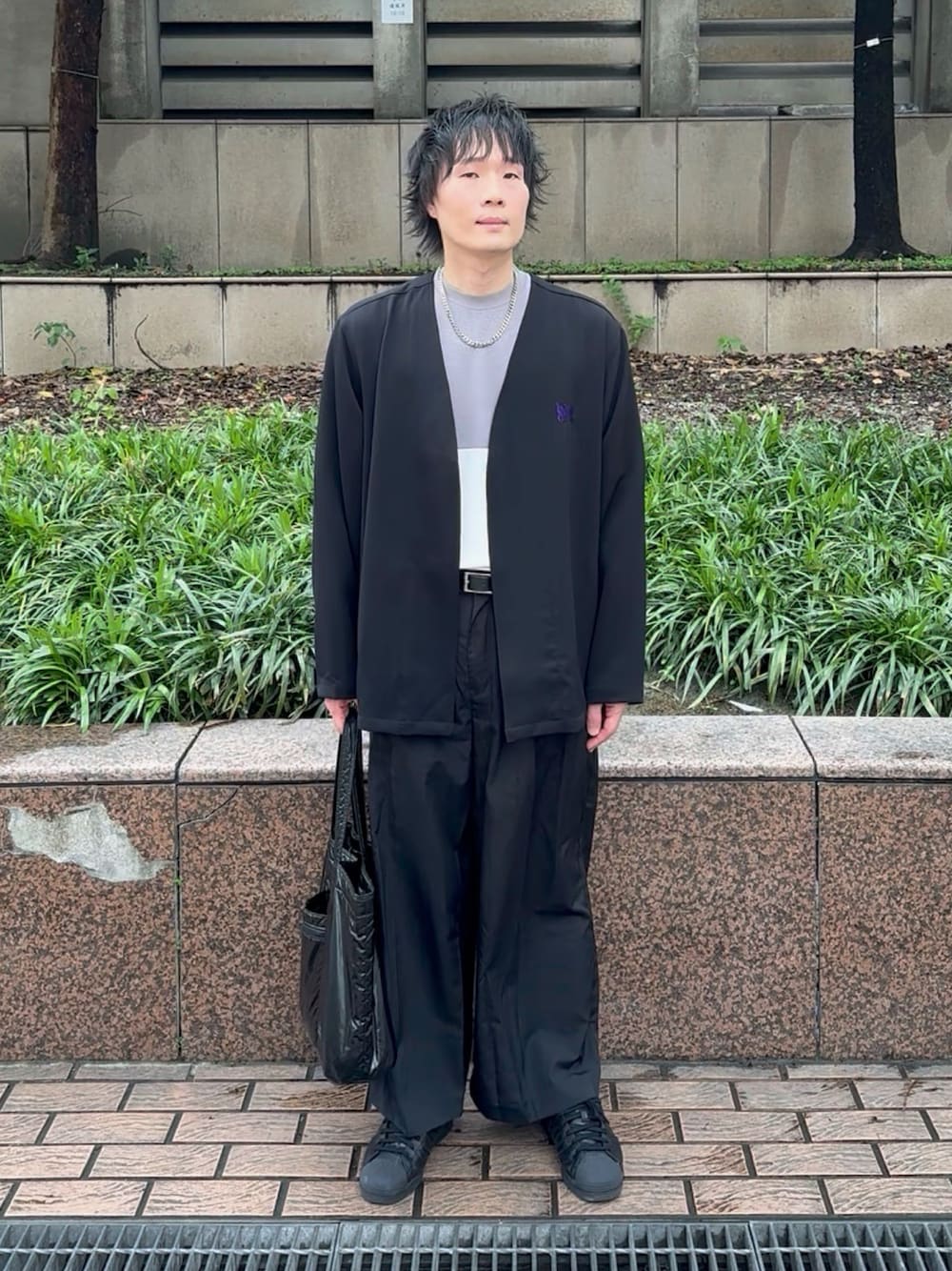 パープル系のTシャツ/カットソー、ブラック系のその他パンツ、ブラック系のトートバッグを着用したメンズの春コーディネートの1枚目の写真