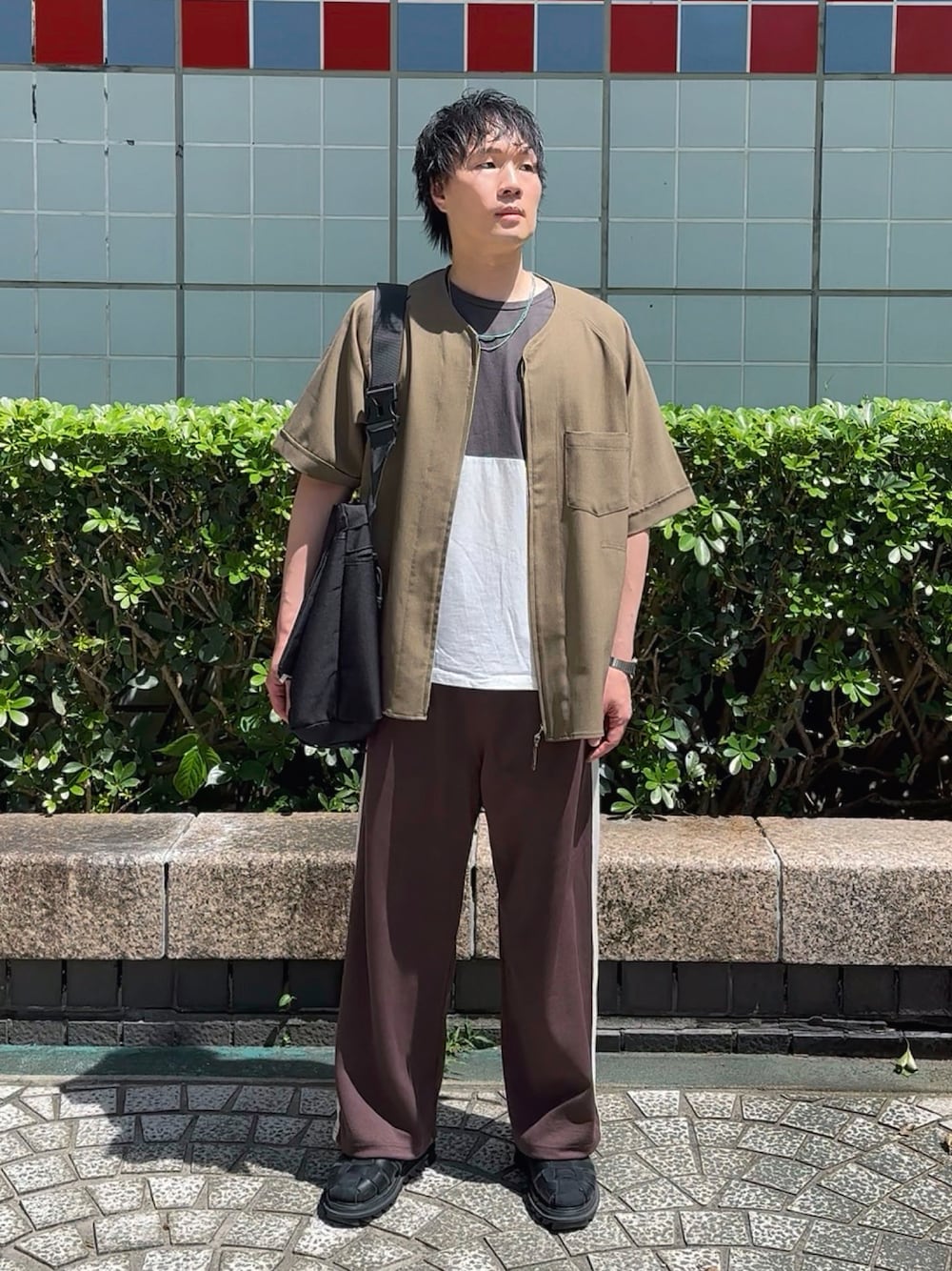 ブラック系のサンダル、グリーン系のシャツ/ブラウス、パープル系のTシャツ/カットソーを着用したメンズの秋コーディネートの1枚目の写真