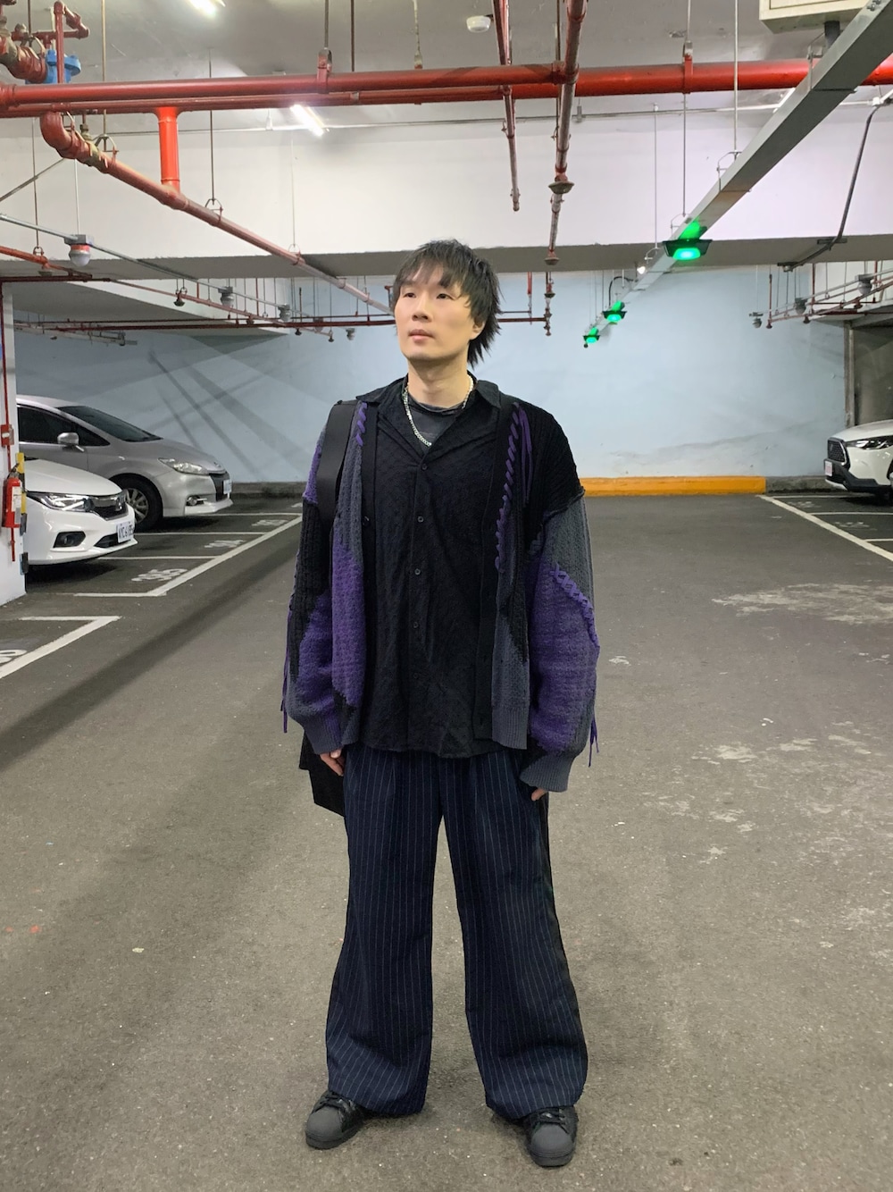 「冬のコーデ、シャツスタイル、ワイドパンツ、レイヤードスタイル、ニット、HARE」｜「HAREのステッチキリカエニットカーディガン(HARE)（カーディガン/ボレロ、ブラック系）」を使った、idaさん（メンズ・177cm）の冬コーディネートの1枚目の写真