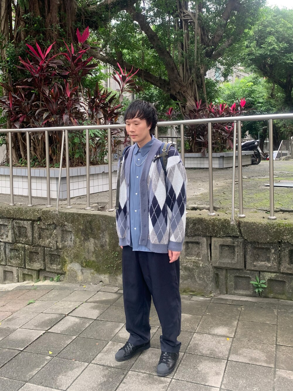 「冬コーデ、大人カジュアル、オトナカジュアル、カーディガン、ニット、レイヤードスタイル」｜「ANPASのHigh Bulked Yarn Argyle Pattern Jacquard Knit Cardigan/ハイバルキー アーガイル ジャガード ルーズニットカーディガン（カーディガン/ボレロ、ブルー系）」を使った、idaさん（メンズ・177cm）の冬コーディネートの1枚目の写真