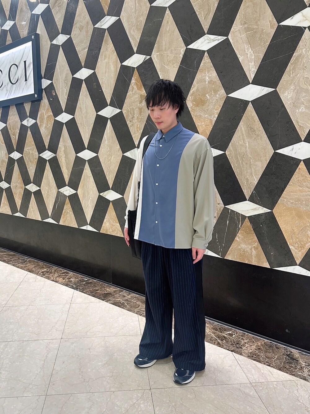 「秋服、シンプル、シャツスタイル、モノトーンコーデ、RAGEBLUE、スニーカー」｜「RAGEBLUEのラグイージー/ドルマンスリーブ切り替えシャツ（シャツ/ブラウス、その他）」を使った、idaさん（メンズ・177cm）の秋コーディネートの1枚目の写真