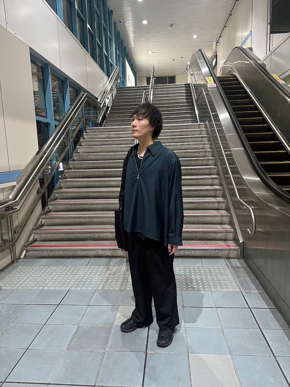 「HARE、シンプル、レイヤードスタイル、秋コーデ、秋服、スニーカー」｜「MONO-MARTのルーズレイヤードサイドスリットタンクトップ（タンクトップ、ブラック系）」を使った、idaさん（メンズ・177cm）の秋コーディネートの1枚目の写真