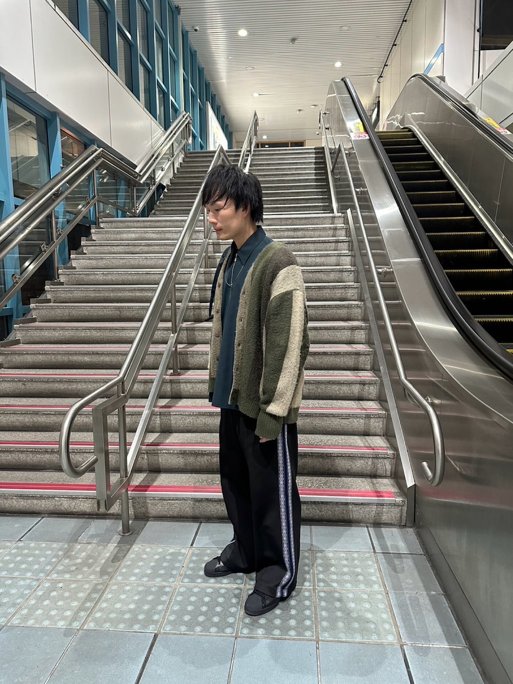 「秋冬コーデ、オトナカジュアル、大人カジュアル、ニット、秋のコーデ、シャツスタイル」｜「FREAK'S STOREのリラックスフィット ストライプ シャギーニットカーディガン/アクリルニット（カーディガン/ボレロ、グリーン系）」を使った、idaさん（メンズ・177cm）の秋コーディネートの1枚目の写真