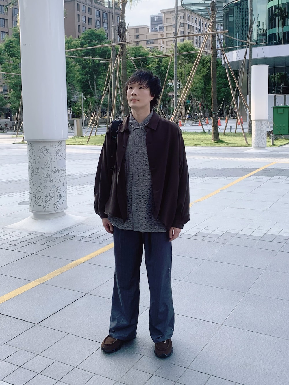 「レイヤードスタイル、ワイドパンツ、シャツスタイル、レース、オトナカジュアル、春コーデ」｜「MONO-MARTのレースシアールーズ半袖シャツ（シャツ/ブラウス、グレー系）」を使った、idaさん（メンズ・177cm）の春コーディネートの1枚目の写真