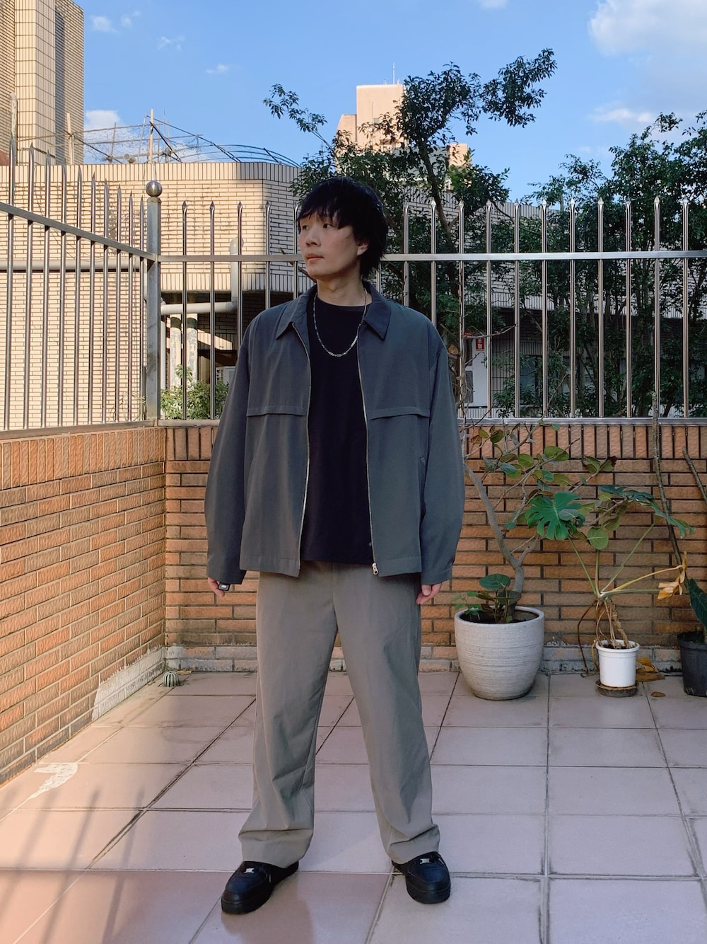 「シンプルスタイル、レイヤードスタイル、大人カジュアル、カジュアルコーデ、グレー」｜「NUMERALSの【NUMERALS】ソフトシェルプルオーバー（その他トップス、ブラック系）」を使った、idaさん（メンズ・177cm）の冬コーディネートの1枚目の写真