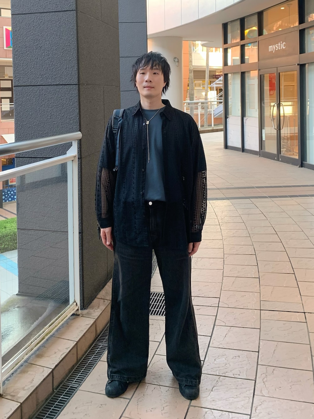 ブラック系のシャツ/ブラウス、ブルー系のTシャツ/カットソー、ブラック系のデニムパンツを着用したメンズの秋コーディネートの1枚目の写真