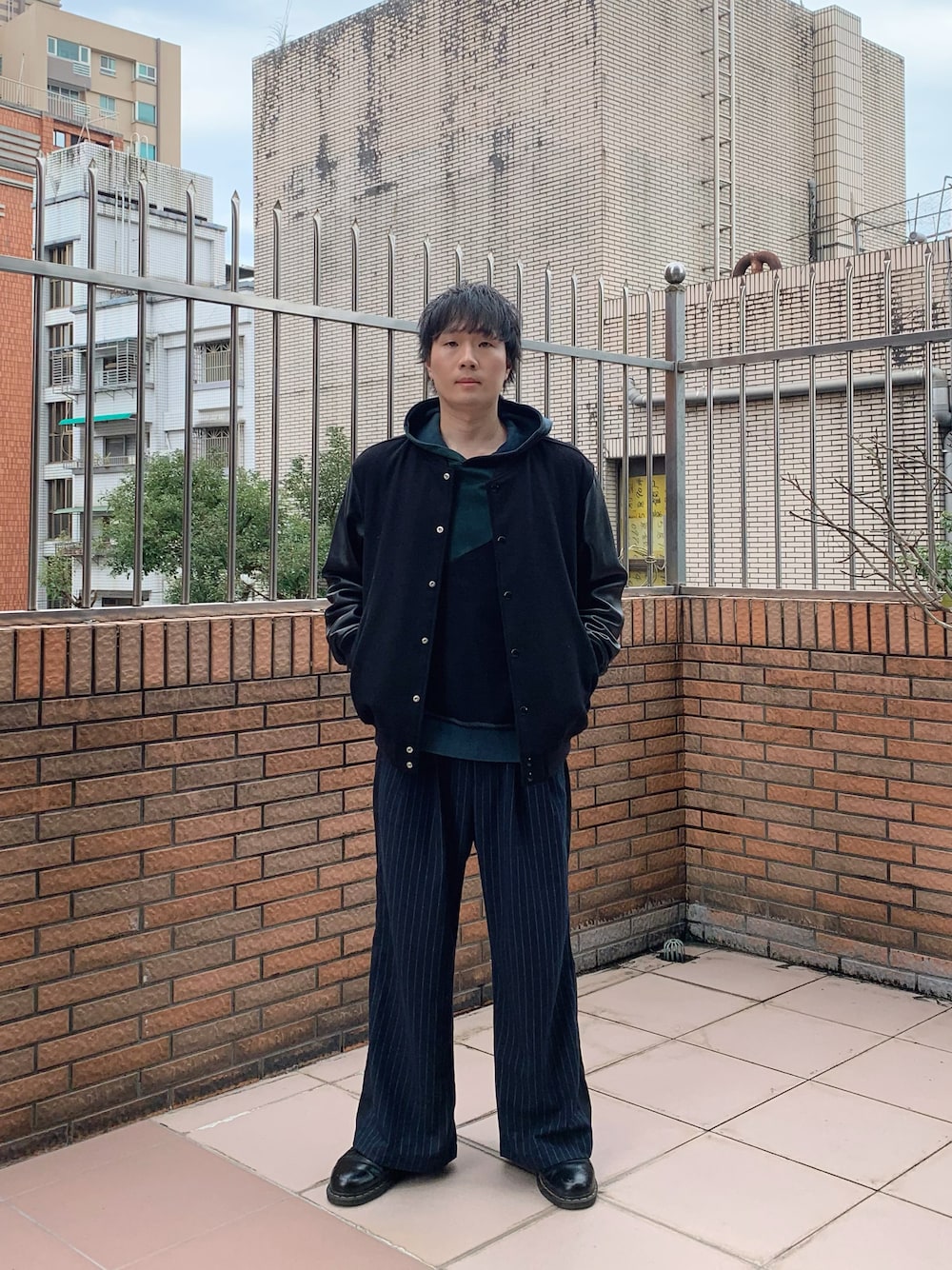 「大人カジュアル、大人コーデ、ワイドパンツ、パーカー、冬コーデ、レザージャケット」｜「URBAN RESEARCHのウール/レザー アワードジャケット（スタジャン、ブラック系）」を使った、idaさん（メンズ・177cm）の冬コーディネートの1枚目の写真