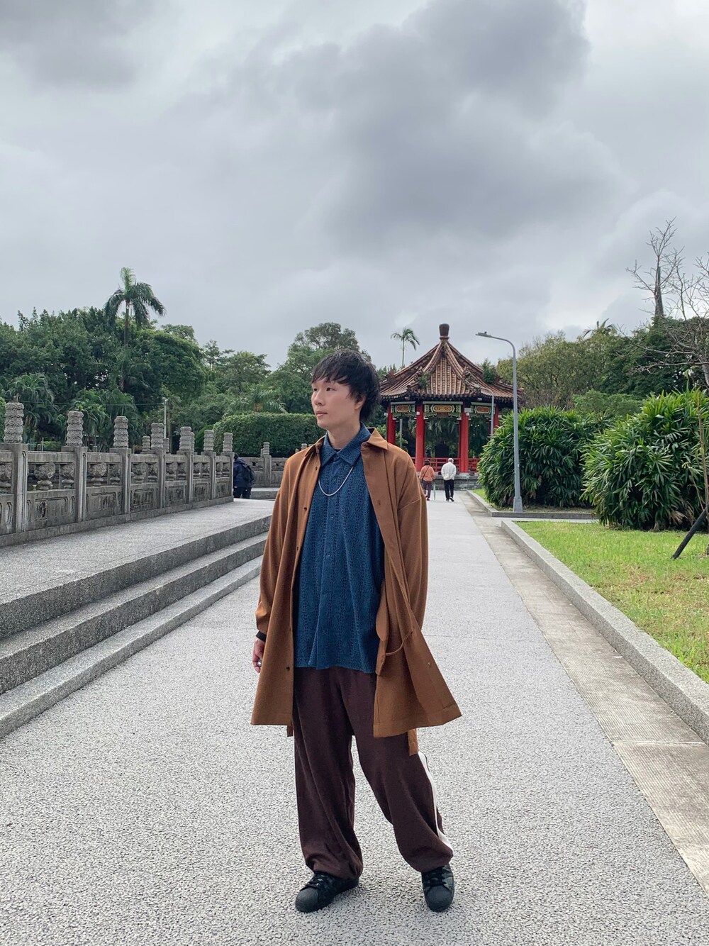 「秋冬コーデ、ワイドパンツ、シャツスタイル、レイヤードスタイル、オトナカジュアル、スニーカーコーデ」｜「CASPER JOHNのDrape Balloon High-slit Long Shirts/ドレープバルーンハイスリットロングシャツ（シャツ/ブラウス、ブラウン系）」を使った、idaさん（メンズ・177cm）の冬コーディネートの1枚目の写真