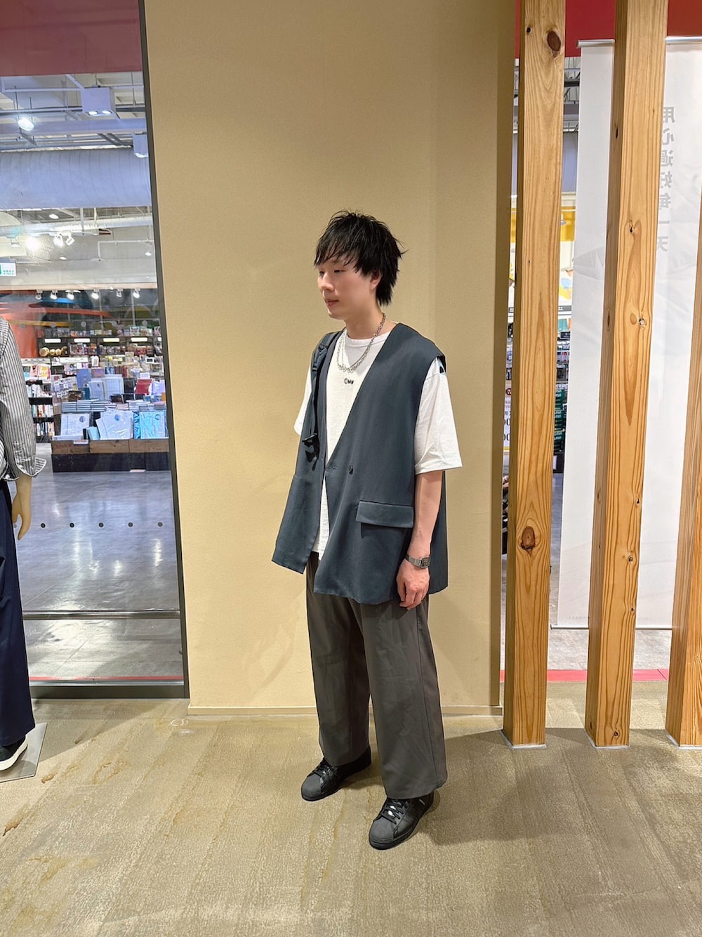 「レイヤードスタイル、スニーカーコーデ、ベスト、オトナカジュアル、Tシャツ」｜「adidasのスーパースター [Superstar]  / アディダスオリジナルス adidas Originals スニーカー（スニーカー、ブラック系）」を使った、idaさん（メンズ・177cm）の秋コーディネートの1枚目の写真