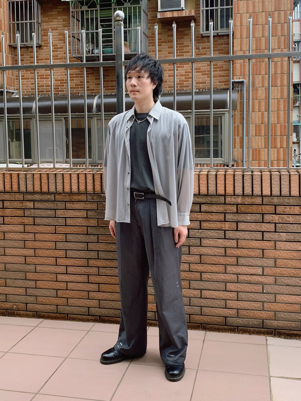 「夏コーデ、シャツスタイル、オトナカジュアル、ワイドパンツ、レイヤードスタイル、HARE」｜「Dr. MartensのDr. Martens/ドクターマーチン 1461 3 ホール シューズ 10085001（ドレスシューズ、ブラック系）」を使った、idaさん（メンズ・177cm）の夏コーディネートの1枚目の写真