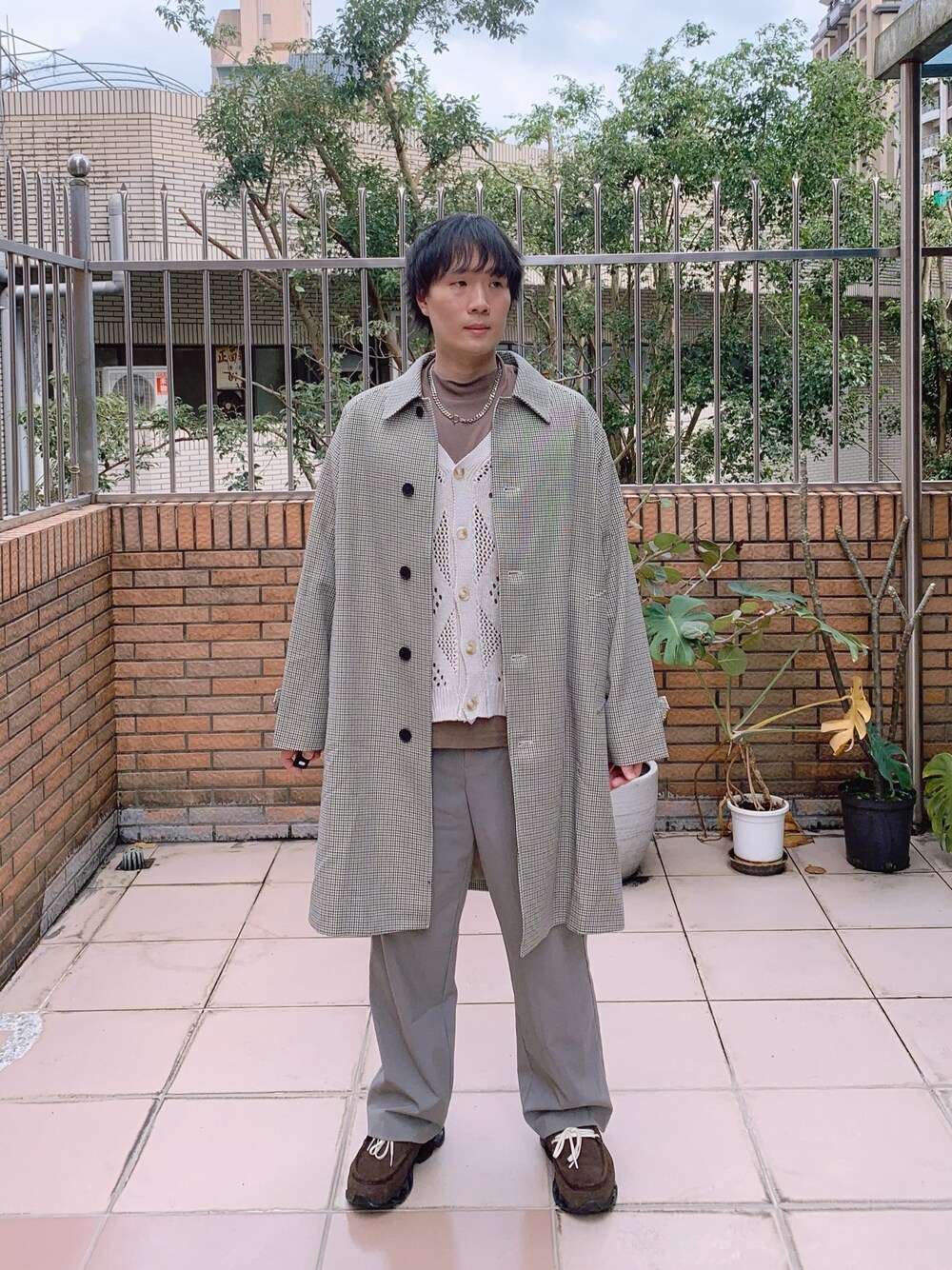「レイヤードスタイル、大人カジュアル、秋冬コーデ、チェック、コート、メンズファッション」｜「RAGEBLUEのMesh knit/V-neck loose cardigan / 透かし編み ルーズニット Vネック カーディガン（カーディガン/ボレロ、ホワイト系）」を使った、idaさん（メンズ・177cm）の冬コーディネートの1枚目の写真
