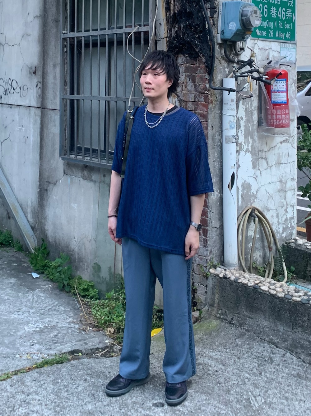 ブルー系のTシャツ/カットソー、ブルー系のスラックス、ブルー系のバックパック/リュックを着用したメンズの秋コーディネートの1枚目の写真