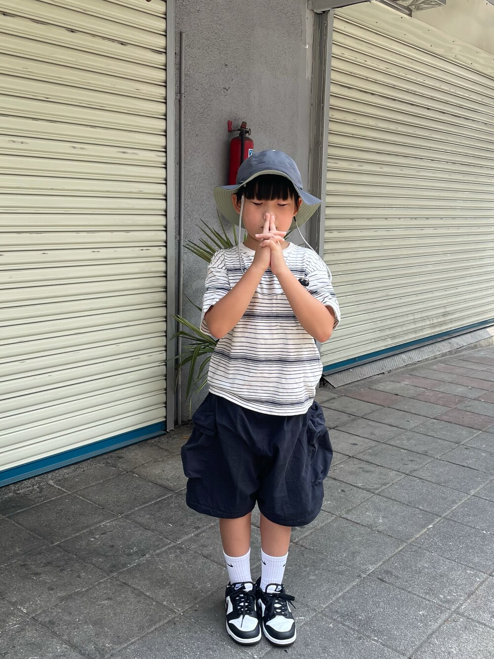 「ootd、球鞋、街頭穿搭、日系極簡、dunk、kidsfashion、kids、漁夫帽」｜「NIKEのアイテム（スニーカー、ブラック系）」を使った、Aaron Kuoさん（キッズ・135cm）の秋コーディネートの1枚目の写真