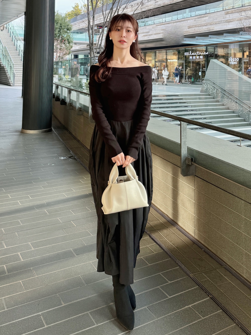 Sustainableオフショルドッキングワンピースを使った人気ファッション  