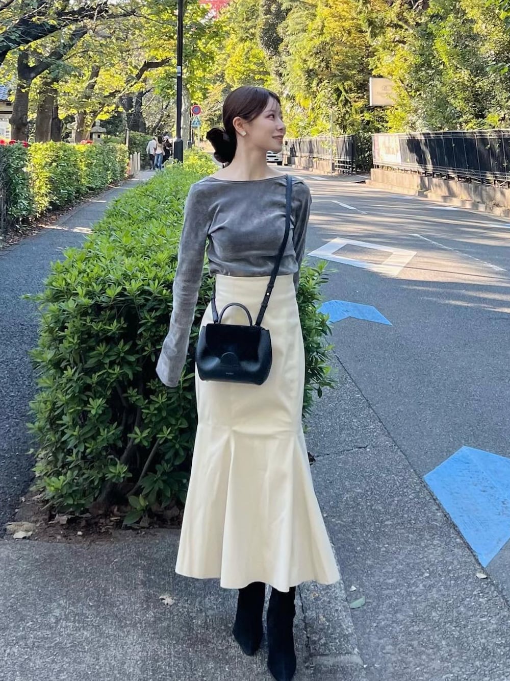 「秋、大人女子、ベロア、秋のコーデ、低身長女子、大人ファッション、オトナ女子、秋コーデ、マーメードスカート」｜「NATURAL BEAUTY BASICの◇ベロアタッチカットソー（Tシャツ/カットソー、グレー系）」を使った、har ( ハル )さん（レディース・153cm）の秋コーディネートの1枚目の写真