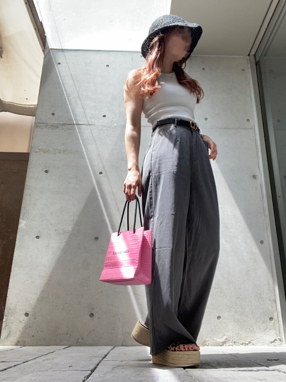 ピンク系のショルダーバッグを着用したレディースの夏コーディネートの1枚目の写真