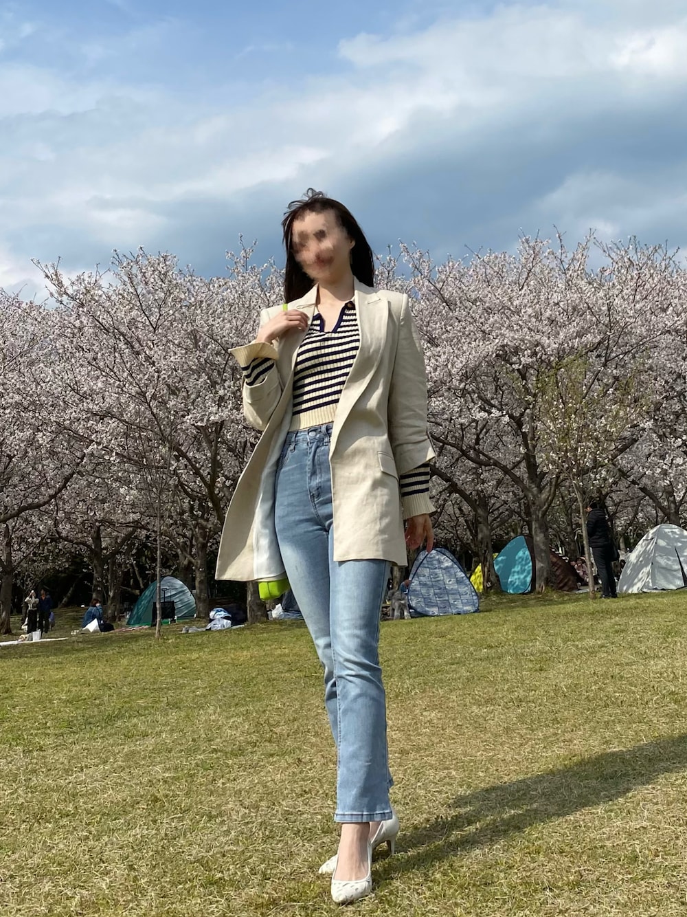 「春めき満開コーデ、春、春服、おしゃれさんと繋がりたい、春カラー、韓国コーデ、デニムコーデ」｜「DIANAのアイテム（パンプス、ホワイト系）」を使った、sakさん（レディース・152cm）の春コーディネートの1枚目の写真