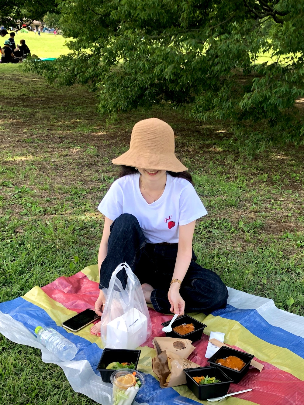 「シンプルコーデ、休日スタイル、オトナ女子、サンダル、夏コーデ、低身長コーデ、デニムパンツ、白Tシャツ、麦わら帽子」｜「Amiurのsoft straw hat（ハット、ブラウン系）」を使った、ｒさん（レディース・150cm）の夏コーディネートの1枚目の写真