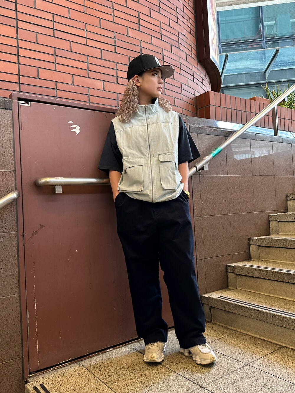 「大人カジュアル、Ｔシャツ、ストリート、ストリートコーデ、メンズライク、メンズライクコーデ、wwg、whoswhogallery、NIKE、NEWERA、フーズフーギャラリー(WHO'S WHO gallery)、ベスト、ベスト×Tシャツ、チノパン、used」｜「WHO'S WHO galleryのCOOPER FACTスタンドカラーベスト（ベスト、ブルー系）」を使った、Yuiさん（レディース・160cm）の春コーディネートの1枚目の写真