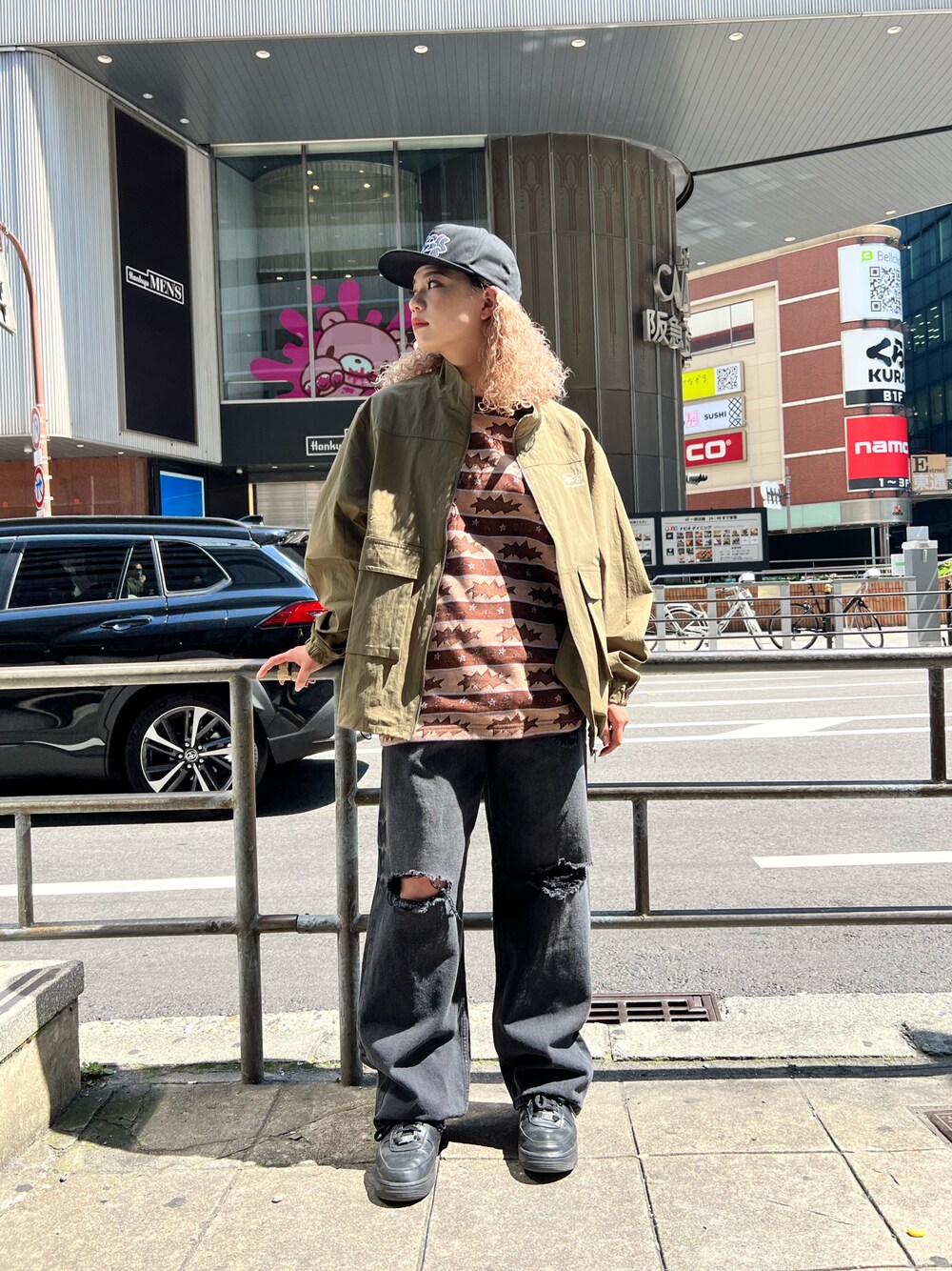 「春コーデ、おしゃれさんと繋がりたい、OBEY、WHO’S WHO gallery、wwg、スニーカーコーデ、フーズフーギャラリー(WHO'S WHO gallery)、ストリート、デニム、ブラックデニム」｜「WHO'S WHO galleryのCOOPER FACTスタンドカラーブルゾン（ブルゾン、グリーン系）」を使った、Yuiさん（レディース・160cm）の春コーディネートの1枚目の写真