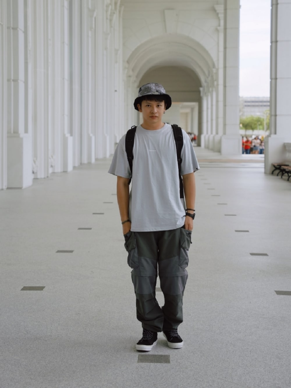 「ootd、夏、街頭穿搭、球鞋、休閒、oversize、工裝褲、VANS」｜「NEW ERAのアイテム（サンバイザー、グレー系）」を使った、MIN_WEIさん（メンズ・171cm）の秋コーディネートの1枚目の写真