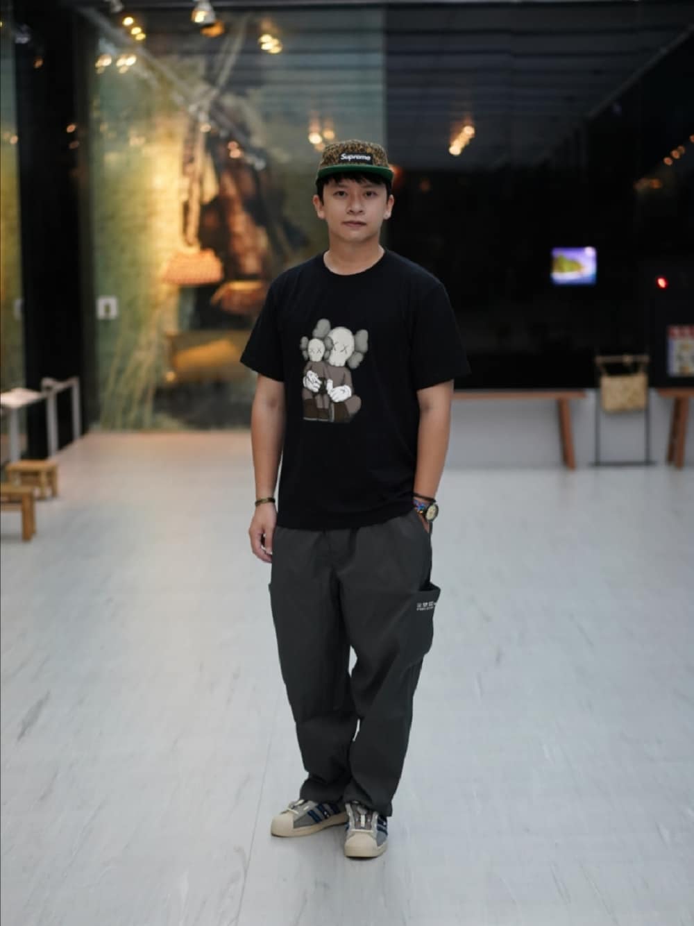 「ootd、夏、街頭穿搭、休閒、oversize」｜「Supreme の豹紋五分割帽（キャップ、ブラウン系）」を使った、MIN_WEIさん（メンズ・171cm）の秋コーディネートの1枚目の写真