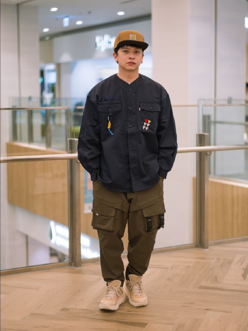 「Dickies、digawel、digawel x dickies、Carhartt WIP(Carhartt WIP)」｜「lakhのLAKH - Lightweight Utility Pants Olive（チノパンツ、ブラウン系）」を使った、MIN_WEIさん（メンズ・171cm）の夏コーディネートの1枚目の写真