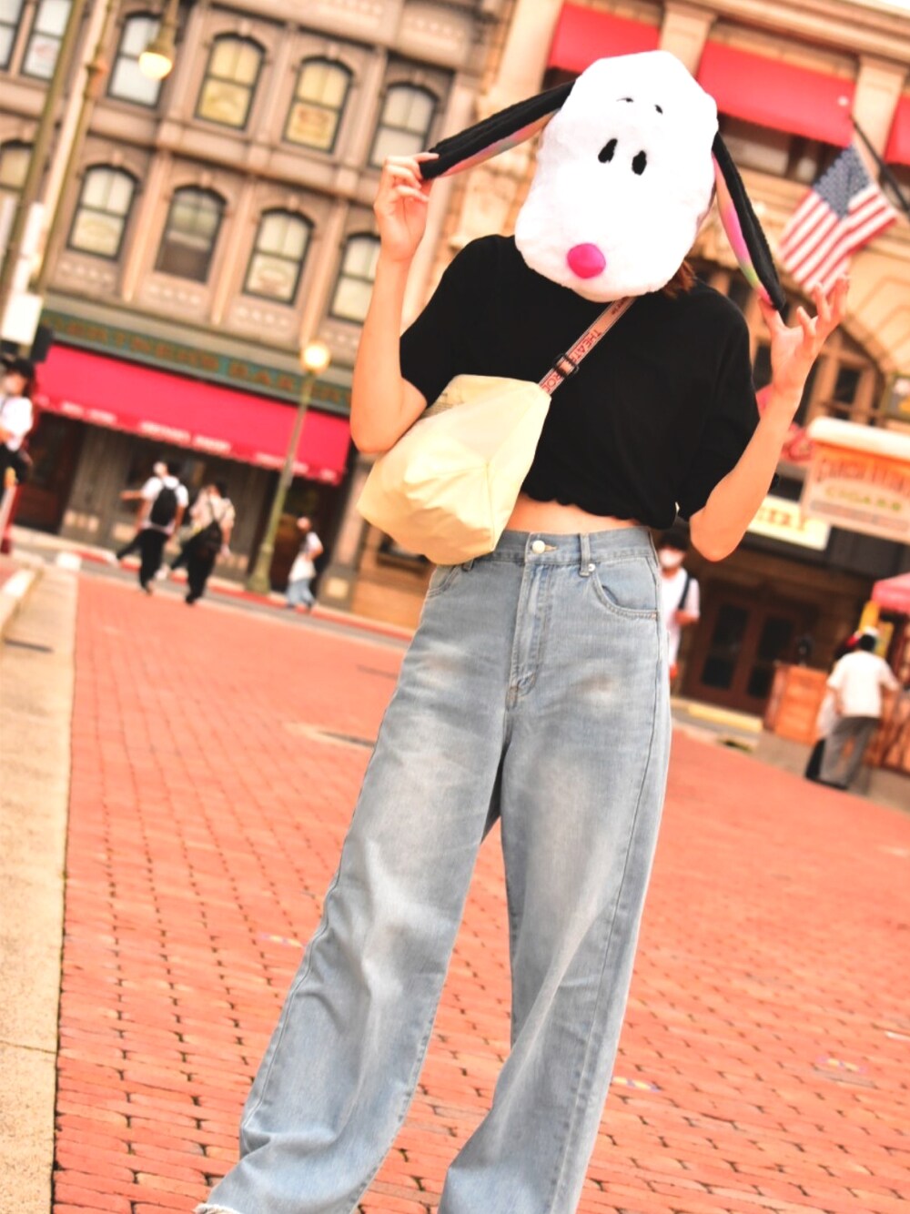 「ootd、今日のコーデ、デニム、USJ、パンツスタイル、夏コーデ、プチプラ、カジュアル、ヘソだし、ショルダーバッグ」｜「Bershkaのアイテム（Tシャツ/カットソー、ブラック系）」を使った、かりんとうさん（レディース・162cm）の夏コーディネートの1枚目の写真